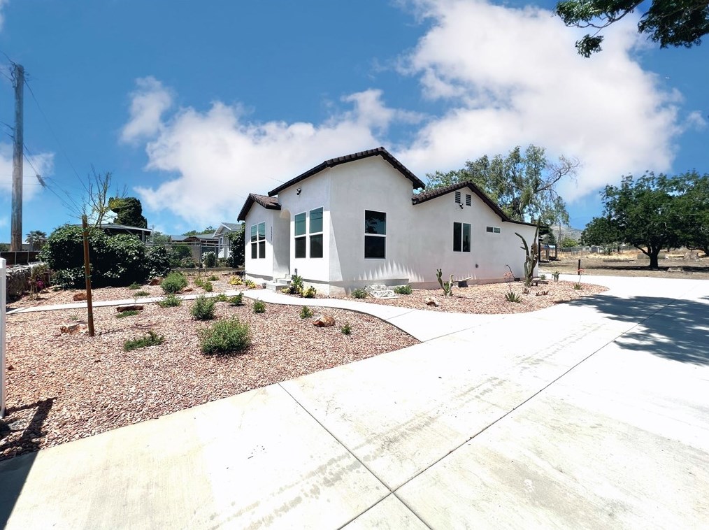 1521 Nicolet St, Banning CA  92220-5772 exterior