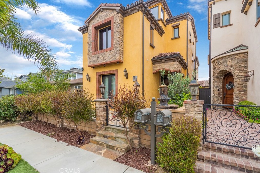 212 Baltimore Ave, Huntington Beach, CA 92648-5210