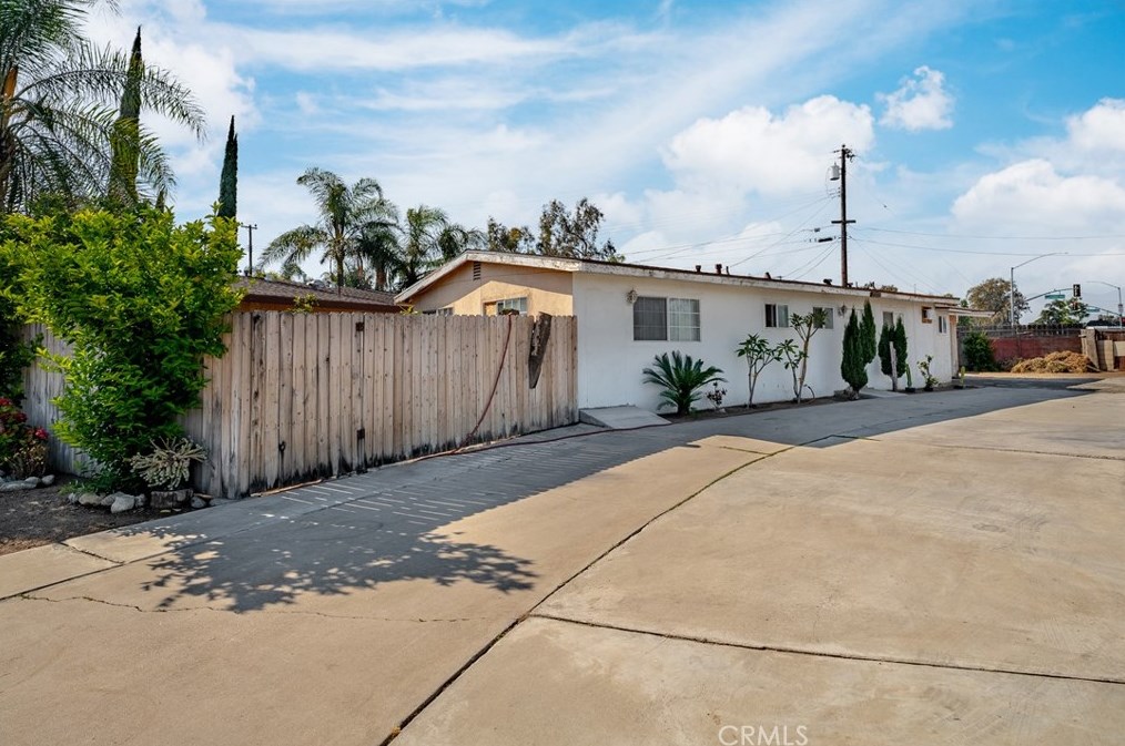 18092 Vine St, Fontana, CA 92335-3761
