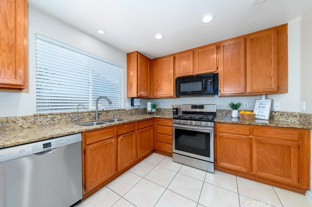 2382 W Buena Vista Dr, Rialto, CA 92377