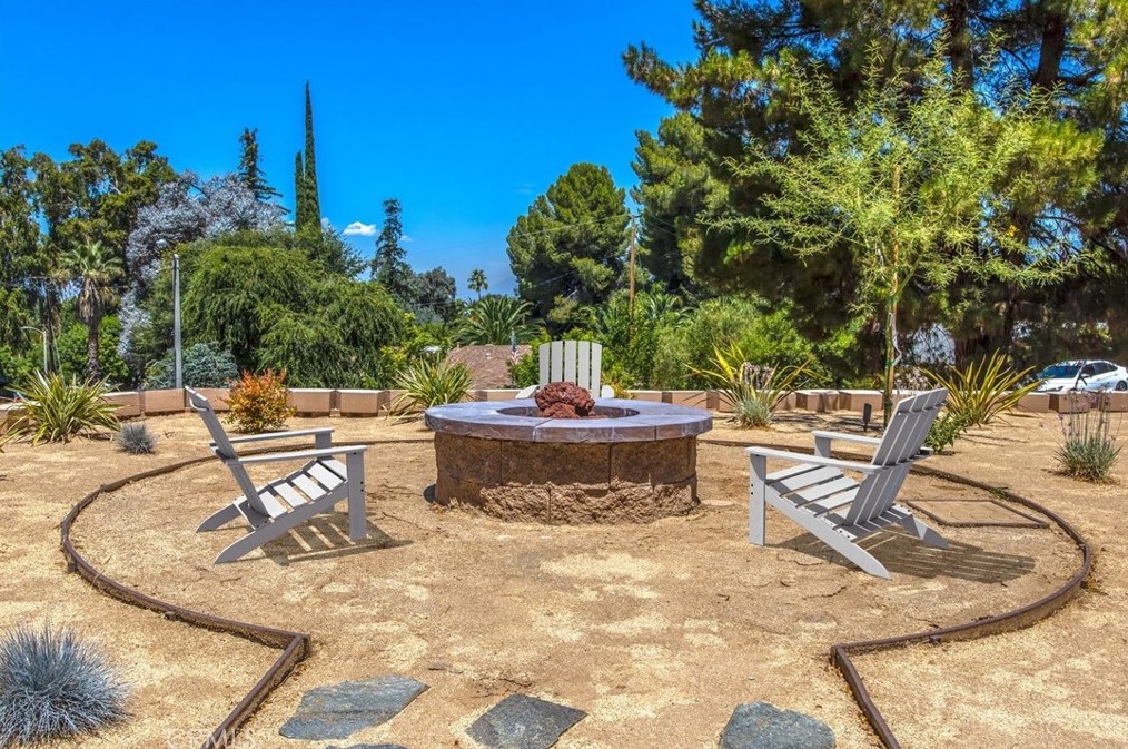 237 Eucalyptus Dr, Redlands CA  92373-7122 exterior