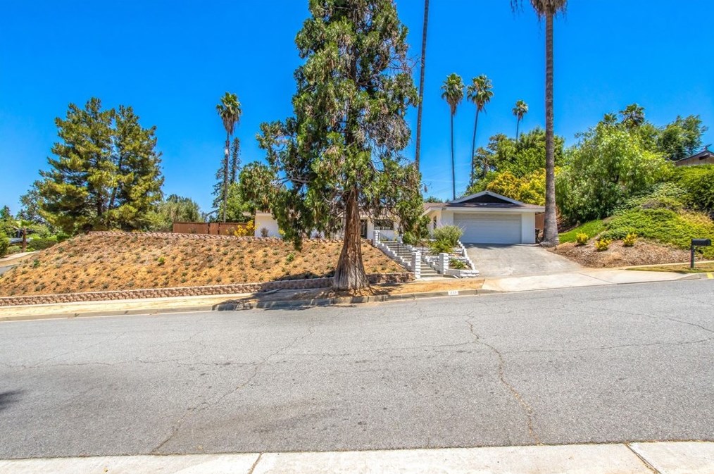 237 Eucalyptus Dr, Redlands CA  92373-7122 exterior