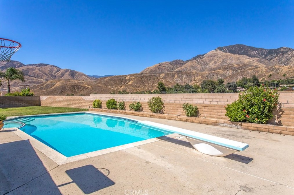 28436 Coachman Ln, Highland, CA 92346-2721