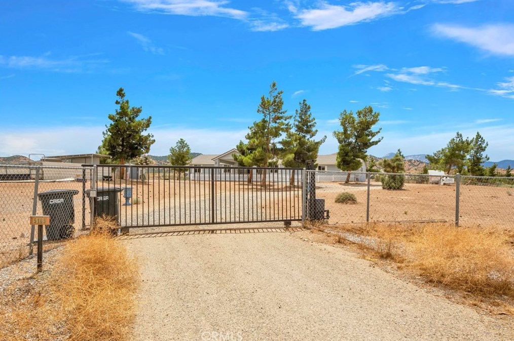 5165 Cygnet Rd, Phelan CA  92371-8573 exterior