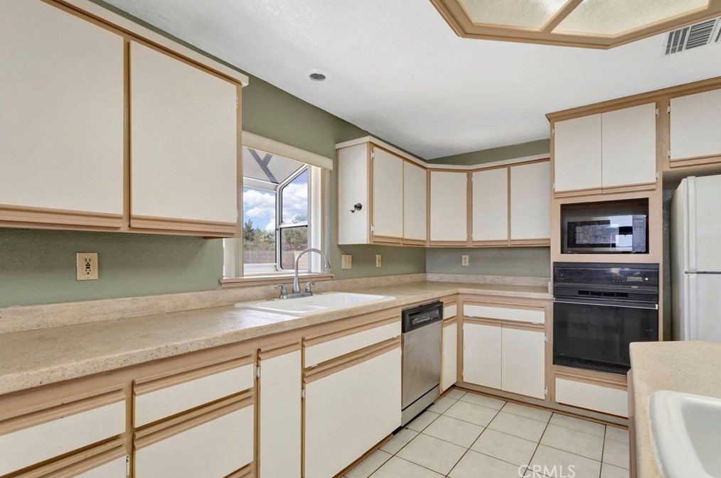 5165 Cygnet Rd, Phelan CA  92371-8573 exterior