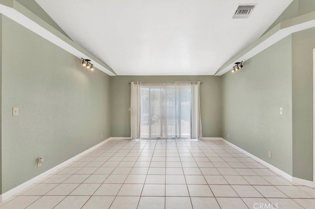 5165 Cygnet Rd, Phelan CA  92371-8573 exterior