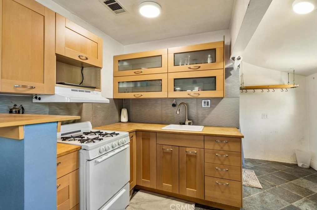 3458 Locust St, Riverside CA  92501-2636 exterior