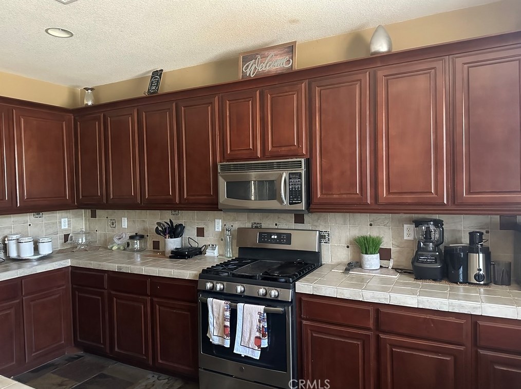 16470 Pine Forest St, Fontana, CA 92336-1460