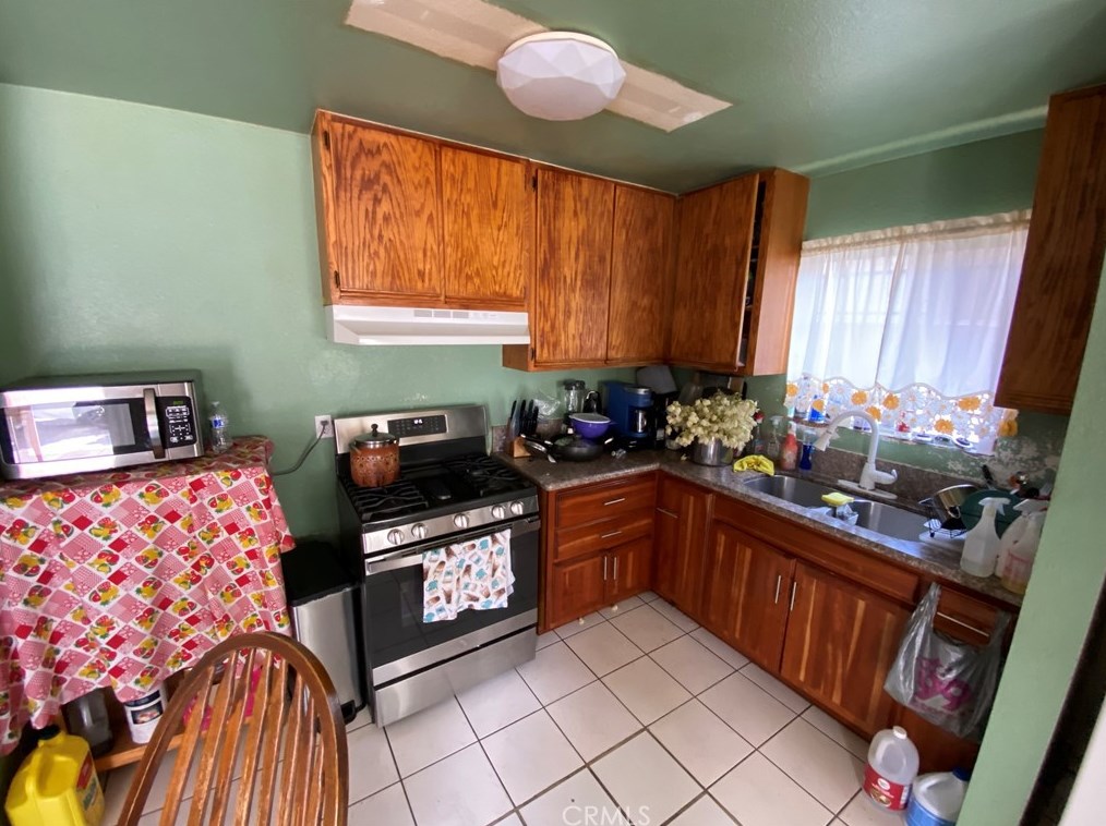 209 98th St, Los Angeles, CA 90003-4207