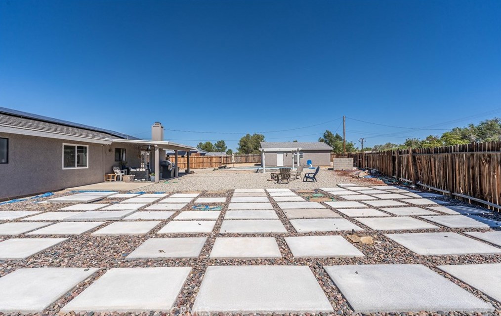 14215 Crow Rd, Apple Valley CA  92307-5508 exterior