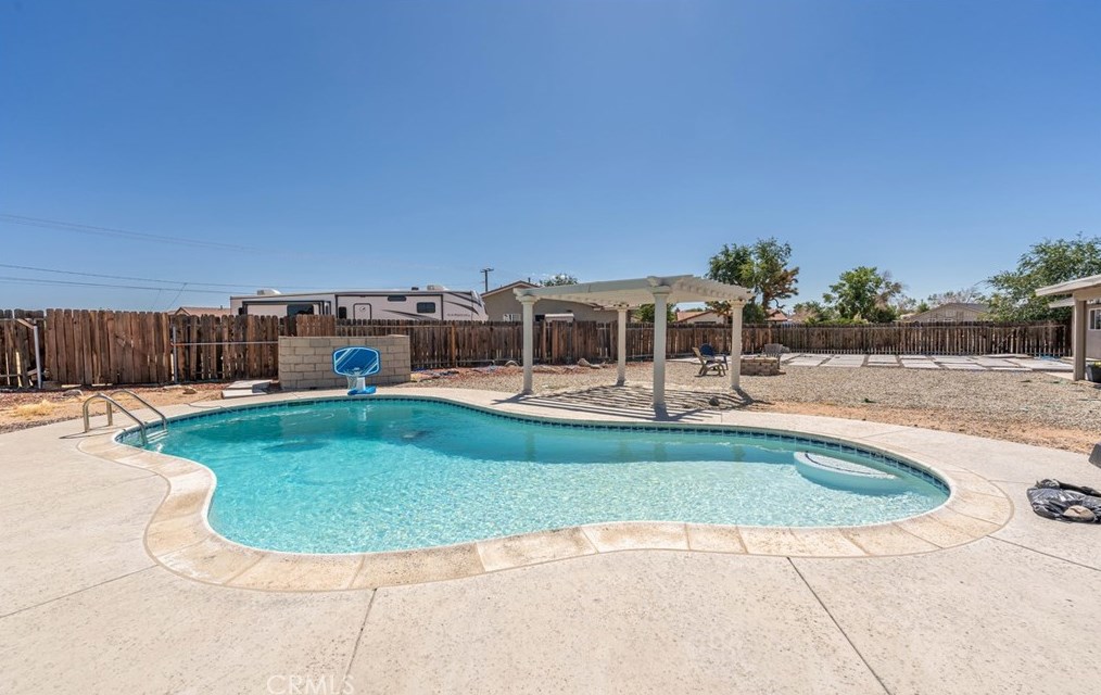 14215 Crow Rd, Apple Valley CA  92307-5508 exterior