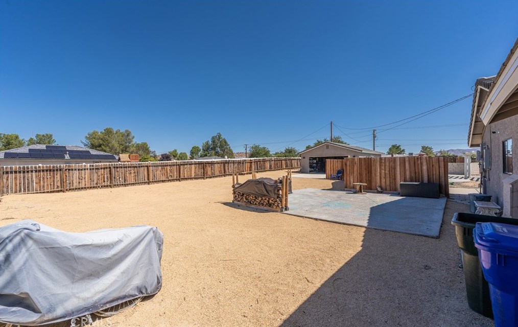 14215 Crow Rd, Apple Valley CA  92307-5508 exterior