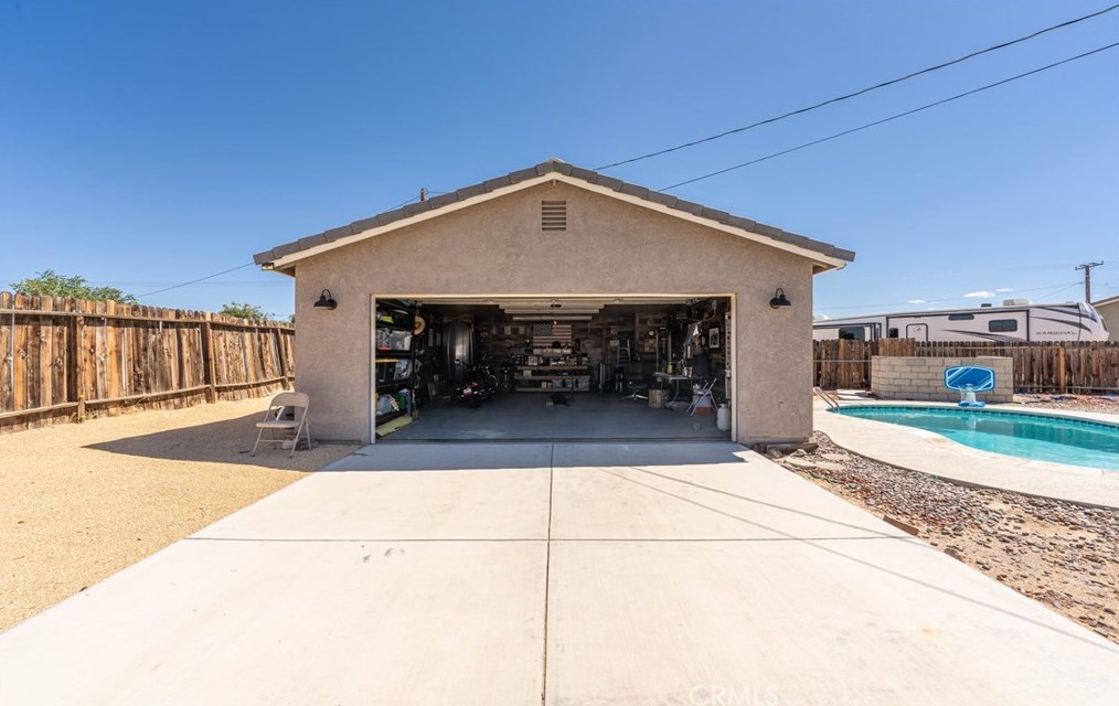 14215 Crow Rd, Apple Valley CA  92307-5508 exterior