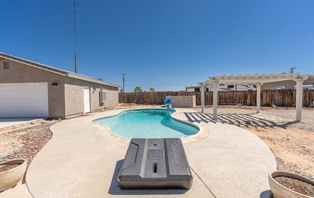 14215 Crow Rd, Apple Valley CA  92307-5508 exterior