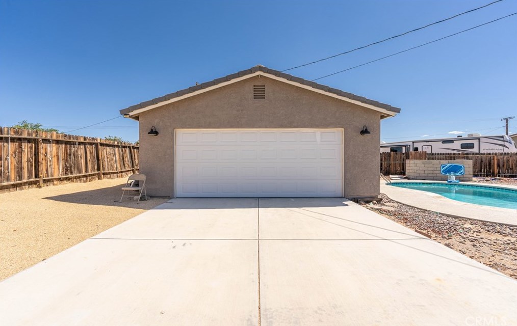 14215 Crow Rd, Apple Valley CA  92307-5508 exterior