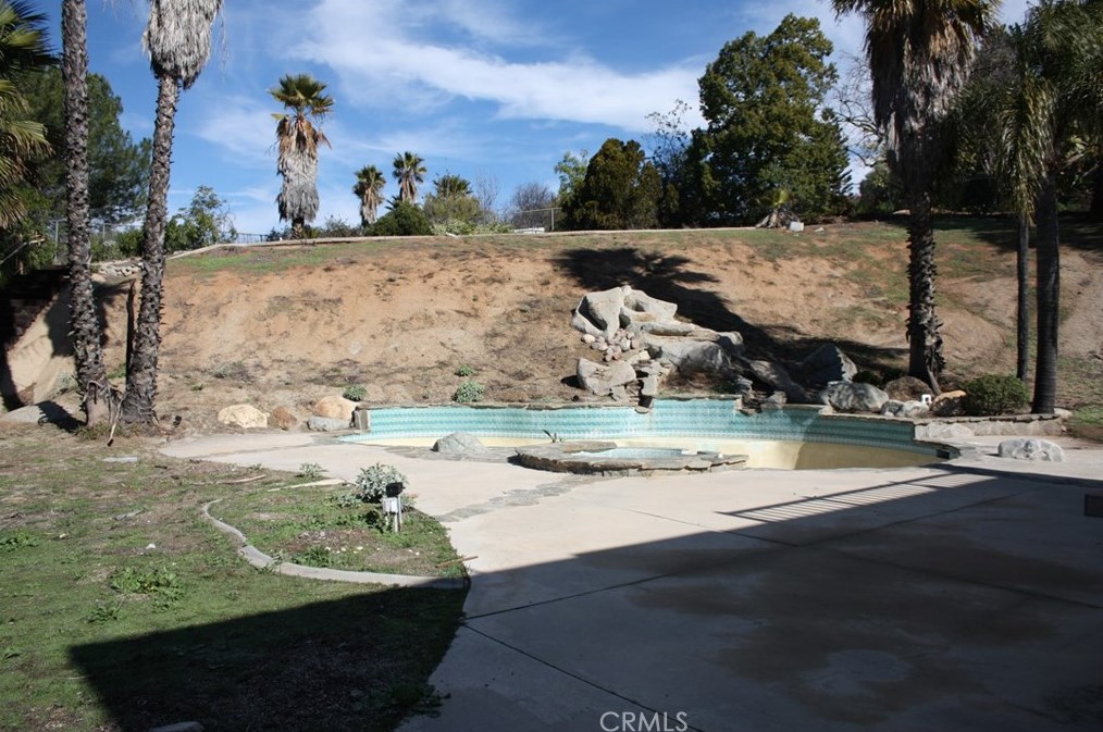 7158 Golden Vale Dr, Riverside CA  92506-5667 exterior
