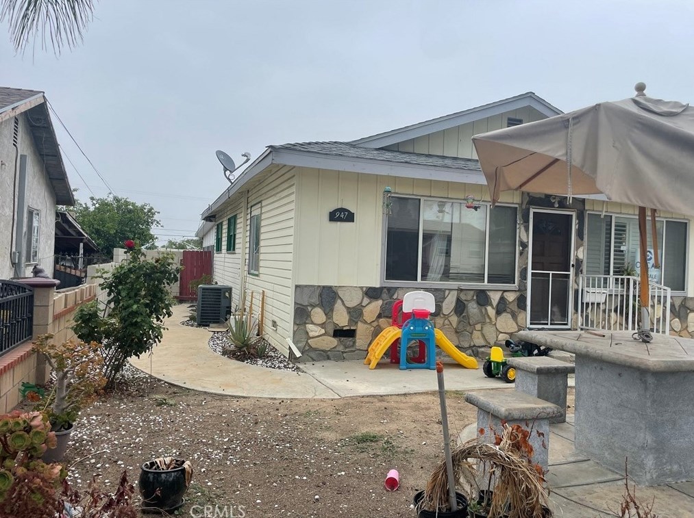 947 Cedar St, Corona, CA 92879-2308