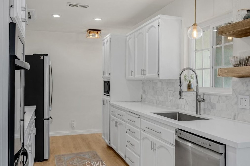 170 Myrtlewood Dr, Calimesa CA  92320-1708 exterior