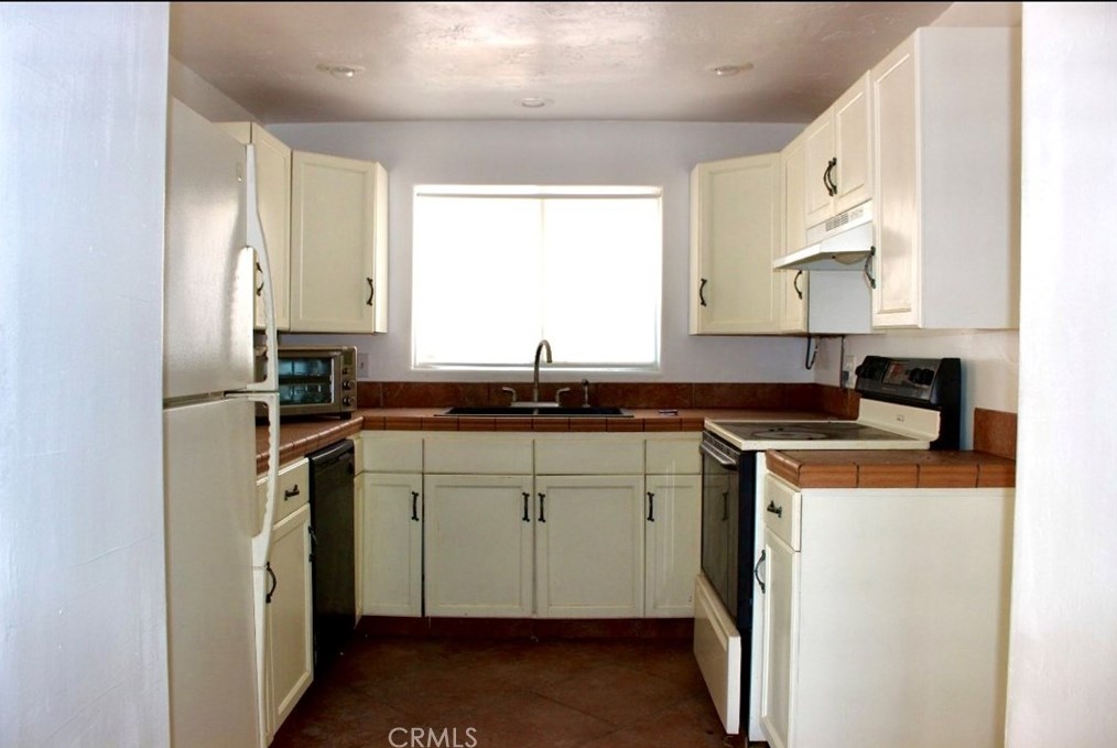 7426 Starlight Ln, Apple Valley CA  92308-8703 exterior