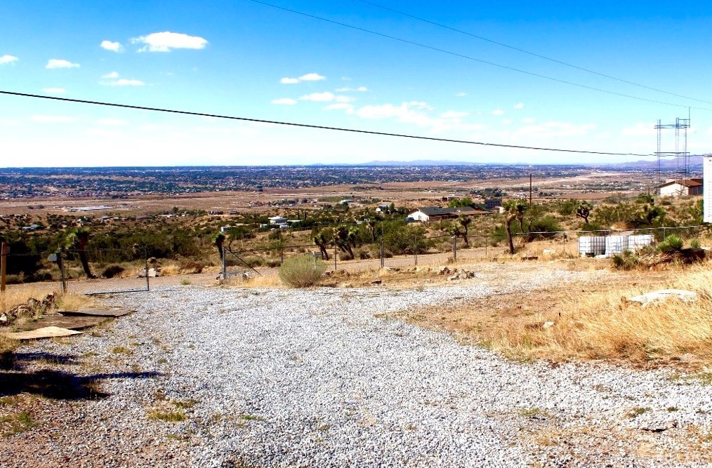 7426 Starlight Ln, Apple Valley CA  92308-8703 exterior