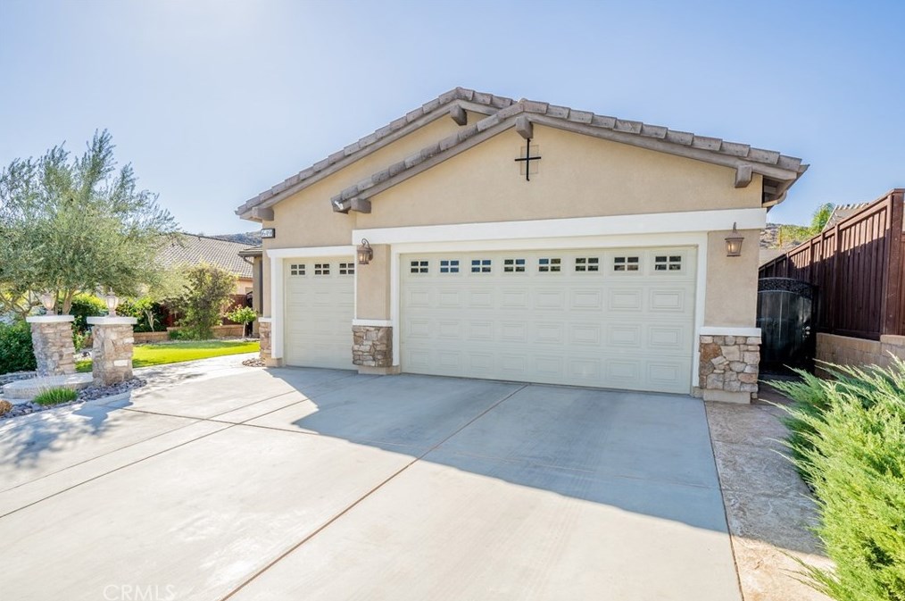 649 Price Dr, Hemet, CA 92545-9394