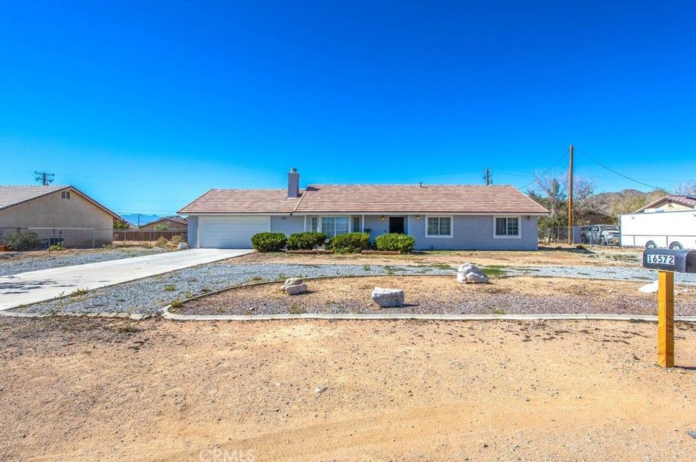 16572 Tenaja Rd, Apple Valley, CA 92307-1776