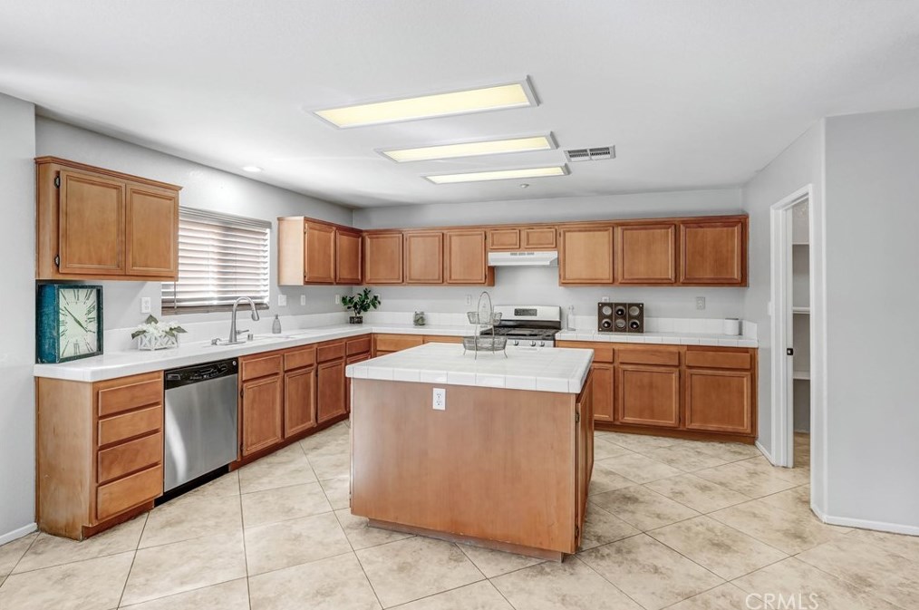 14361 Quail Ct, Fontana CA  92336-3625 exterior