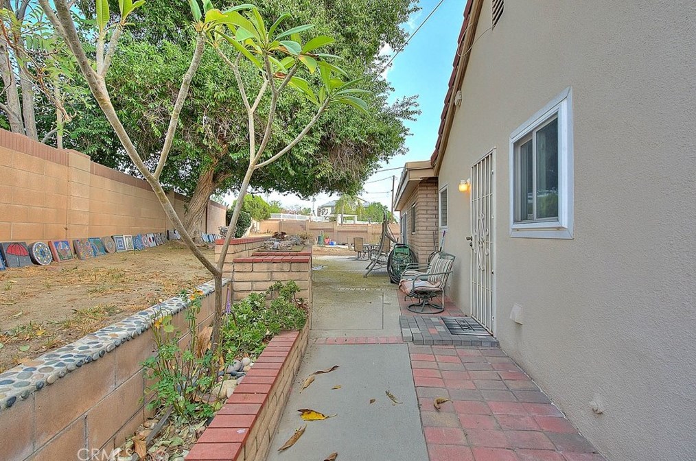 17410 Orchid Dr, Fontana CA  92335-4932 exterior