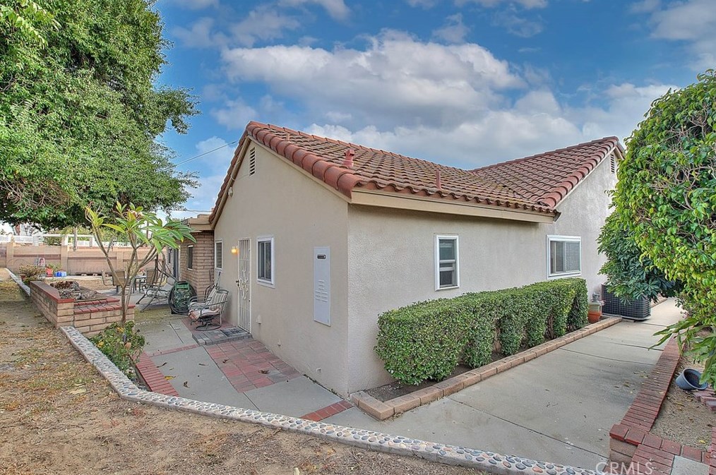 17410 Orchid Dr, Fontana CA  92335-4932 exterior