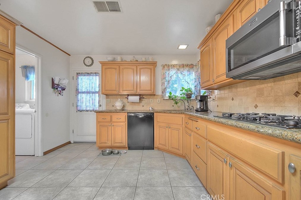 17410 Orchid Dr, Fontana CA  92335-4932 exterior