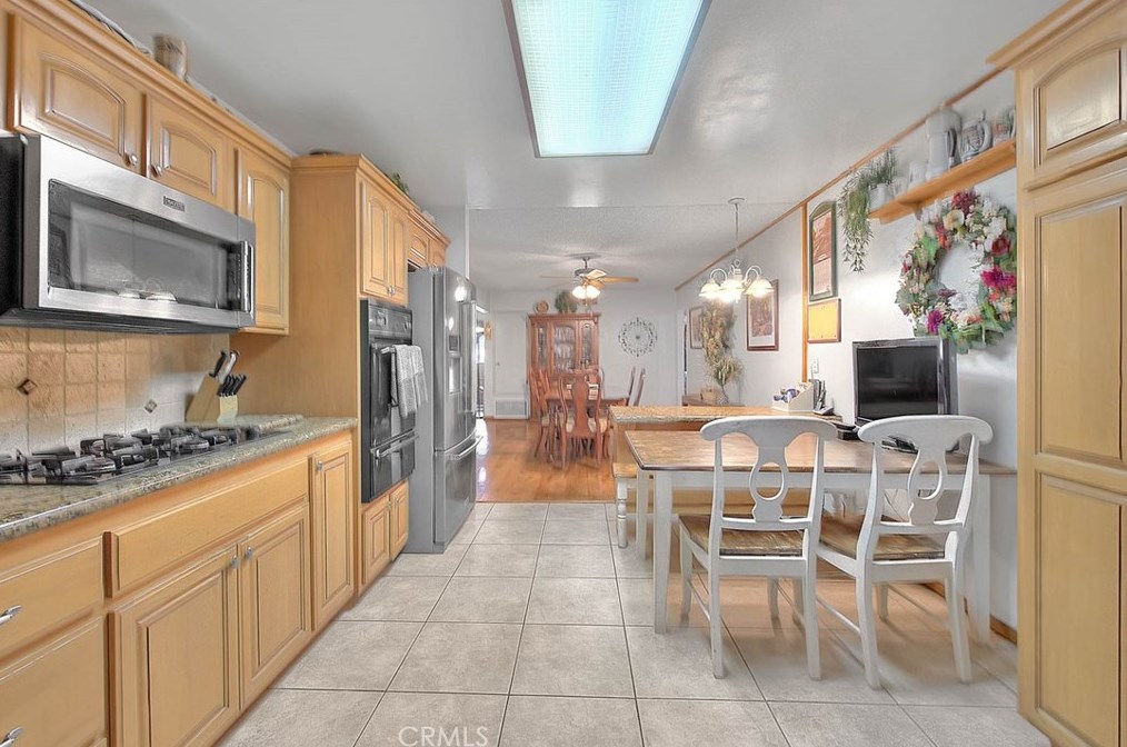 17410 Orchid Dr, Fontana CA  92335-4932 exterior