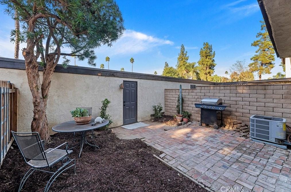 2858 Tropicana Dr, Riverside CA  92504-4206 exterior