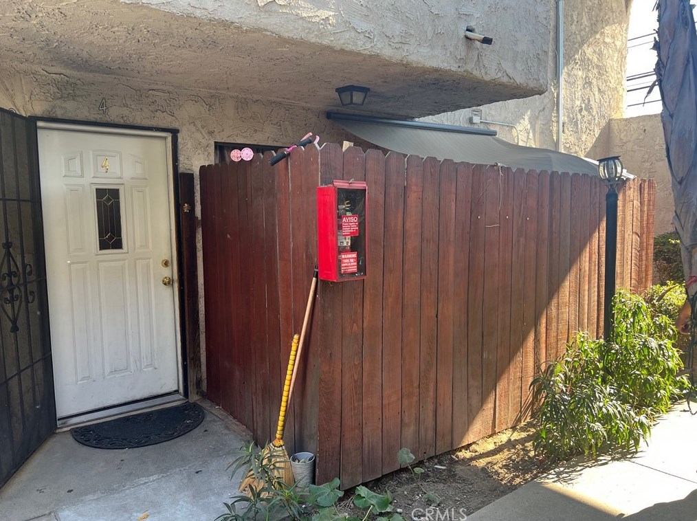9119 Wakefield Ave #4, Van Nuys, CA 91402
