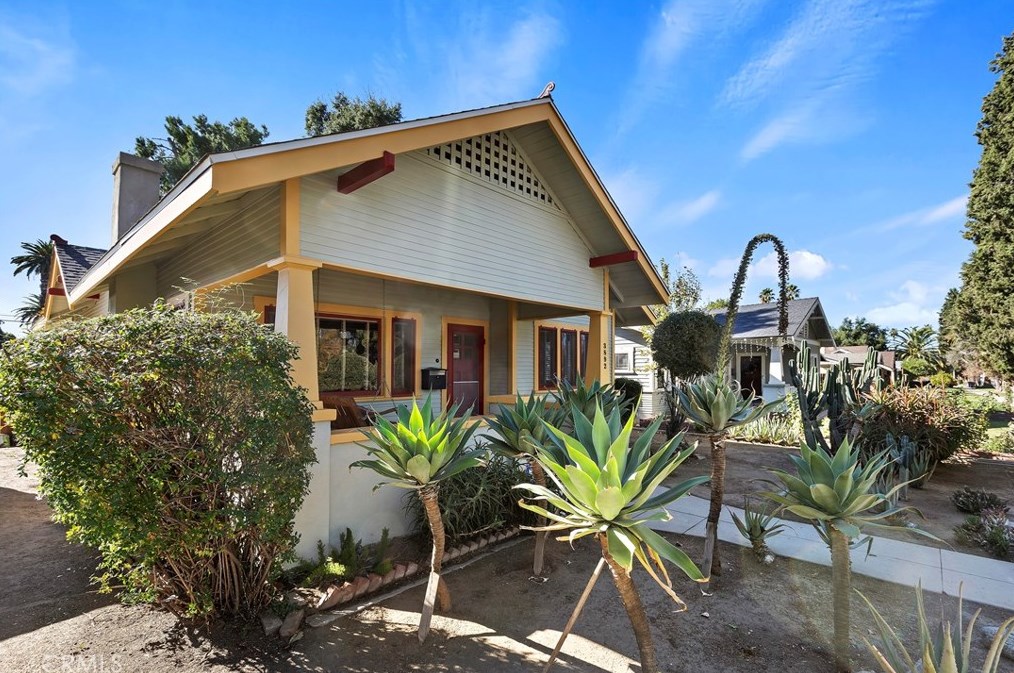 3892 Linwood Pl, Riverside, CA 92506