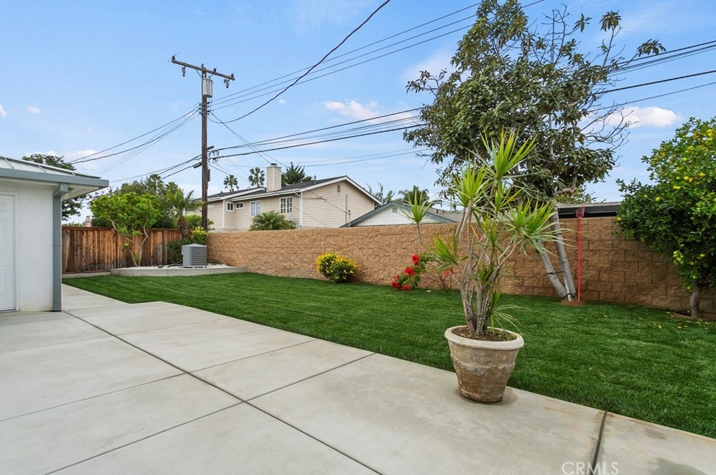 3115 Samoa Pl, Costa Mesa CA  92626-2357 exterior