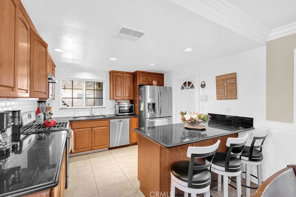 9159 Blanchard Ave, Fontana CA  92335-4806 exterior