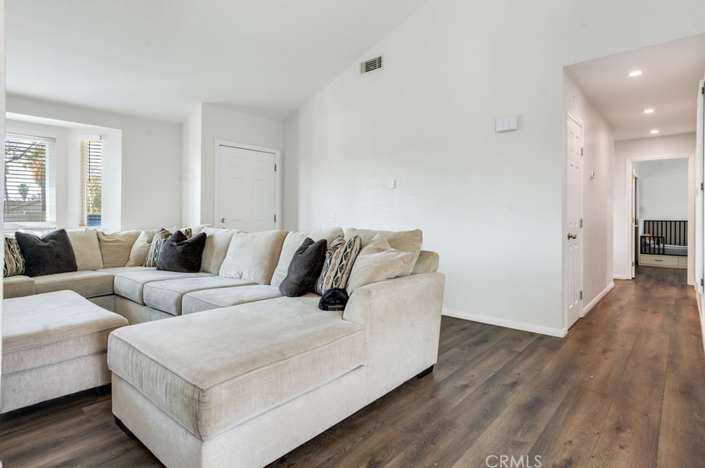 7897 Madrona Dr, Fontana CA  92336-2559 exterior