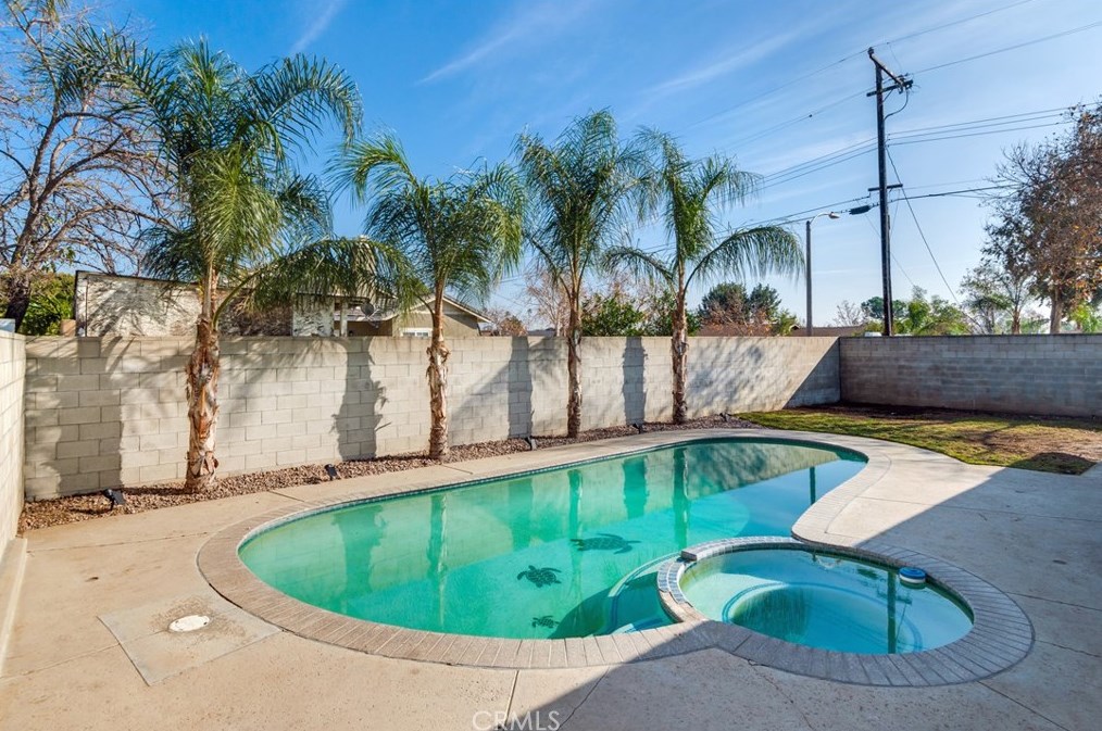 7897 Madrona Dr, Fontana CA  92336-2559 exterior