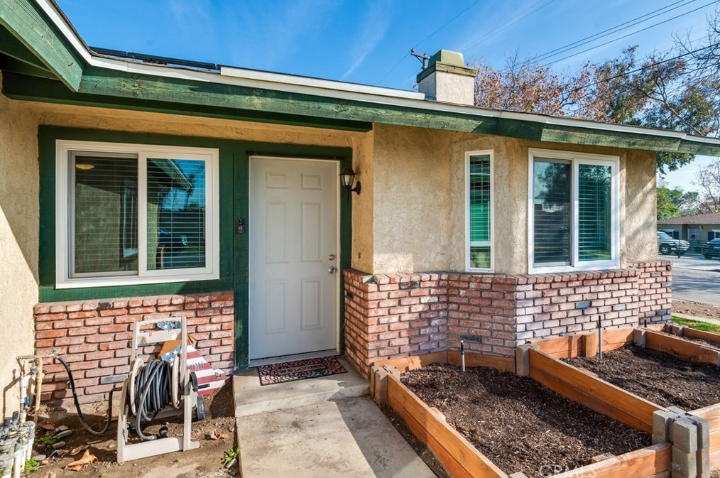 7897 Madrona Dr, Fontana CA  92336-2559 exterior