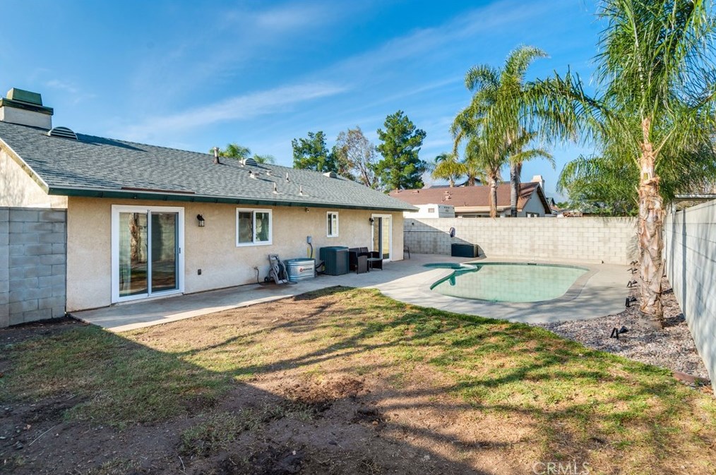 7897 Madrona Dr, Fontana CA  92336-2559 exterior
