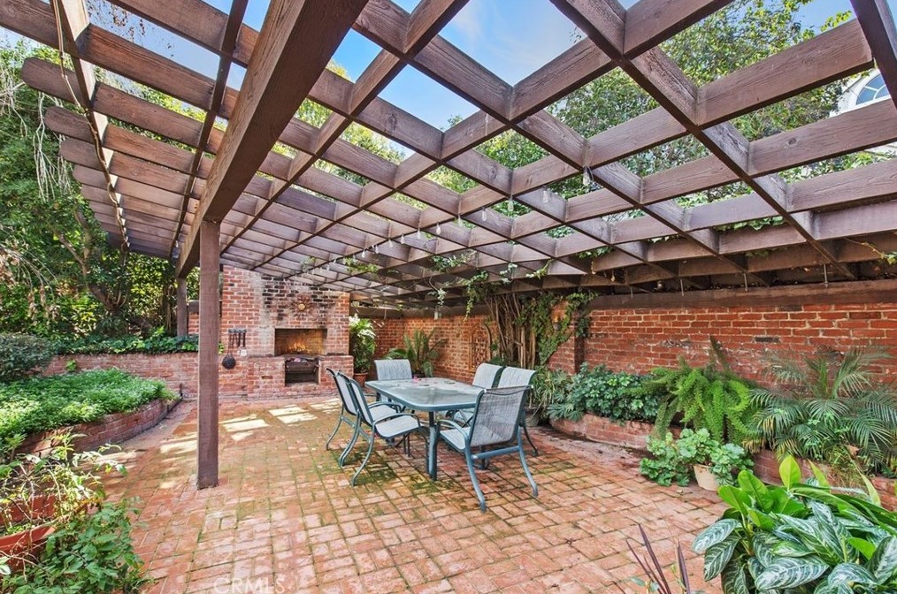 1968 Rincon Ave, Riverside CA  92506-1628 exterior