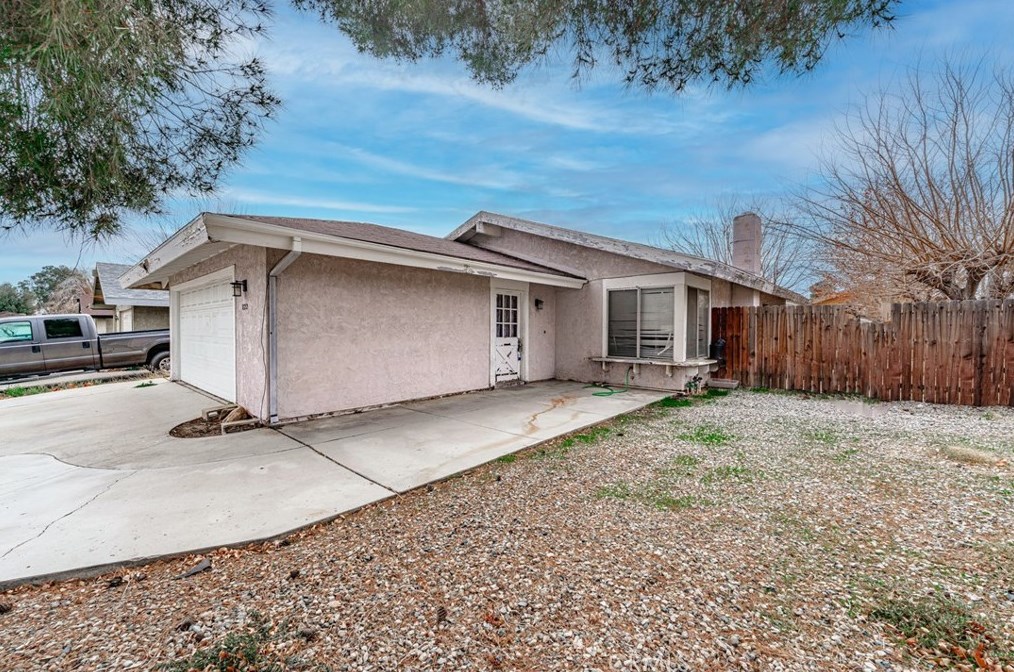 822 Landsford St, Lancaster, CA 93535-2725
