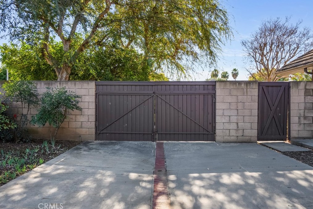 1651 Kingsport Dr, Riverside CA  92506-5451 exterior
