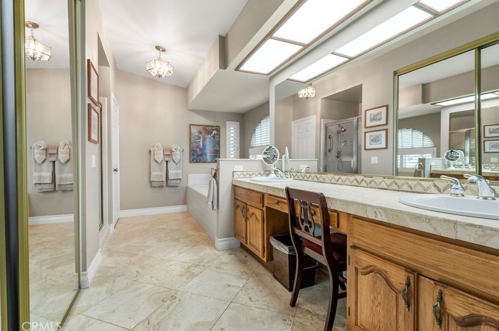 1651 Kingsport Dr, Riverside CA  92506-5451 exterior