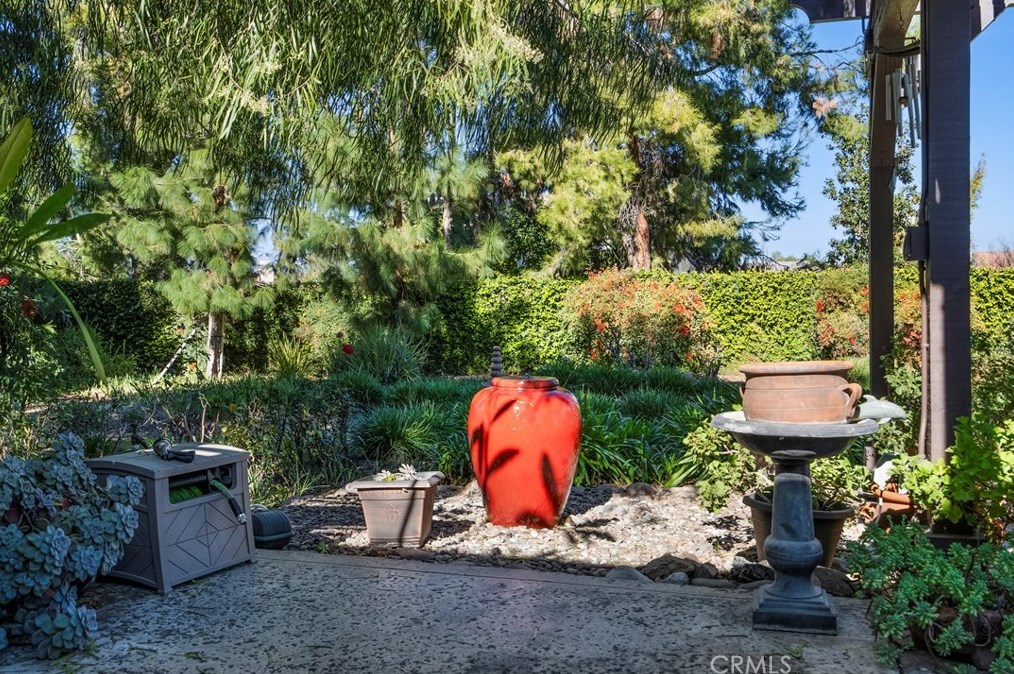 1651 Kingsport Dr, Riverside CA  92506-5451 exterior