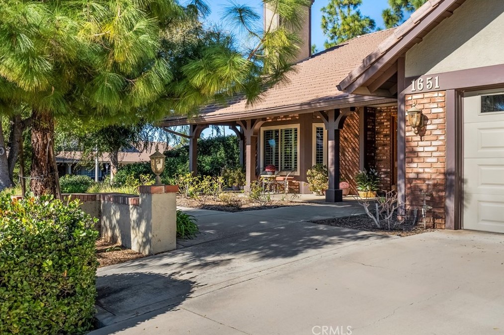 1651 Kingsport Dr, Riverside CA  92506-5451 exterior