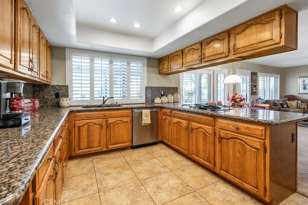 1651 Kingsport Dr, Riverside CA  92506-5451 exterior