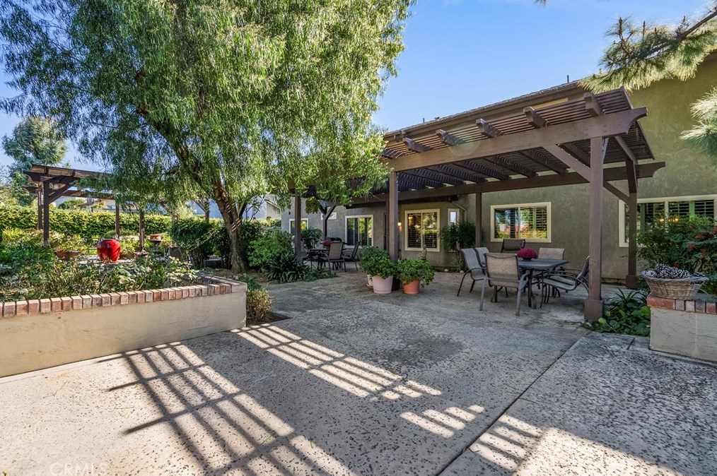 1651 Kingsport Dr, Riverside CA  92506-5451 exterior