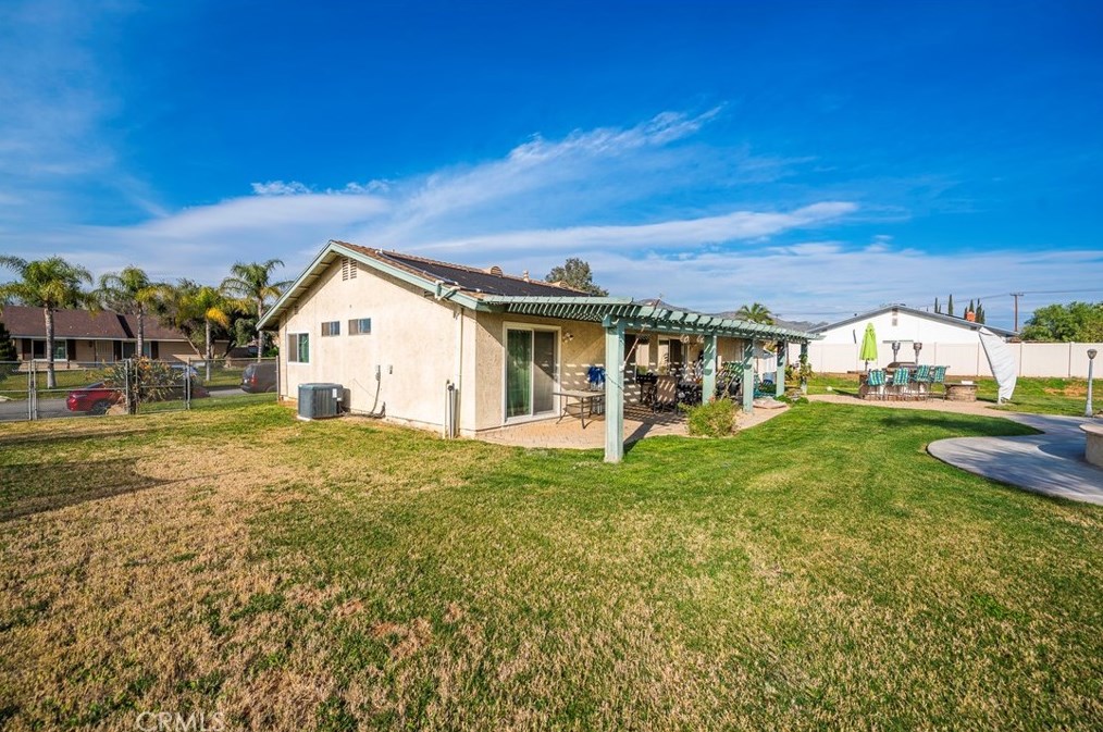 4566 Prairie View Dr, Riverside CA  92509-7136 exterior