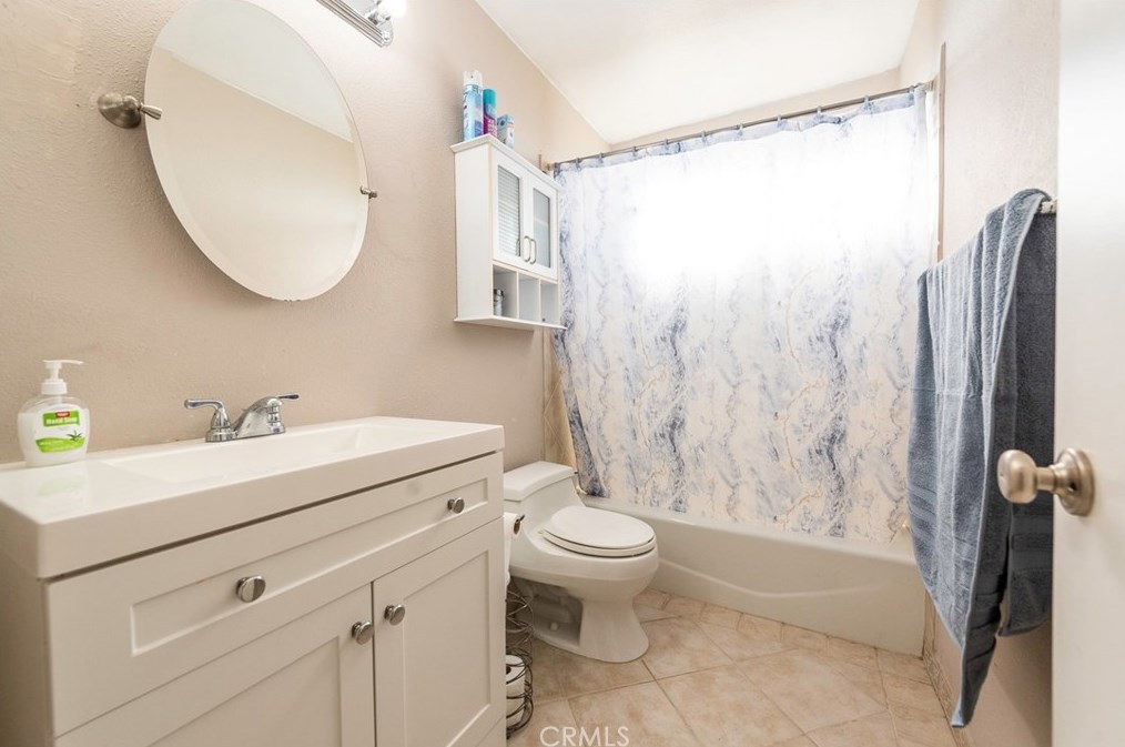 4566 Prairie View Dr, Riverside CA  92509-7136 exterior